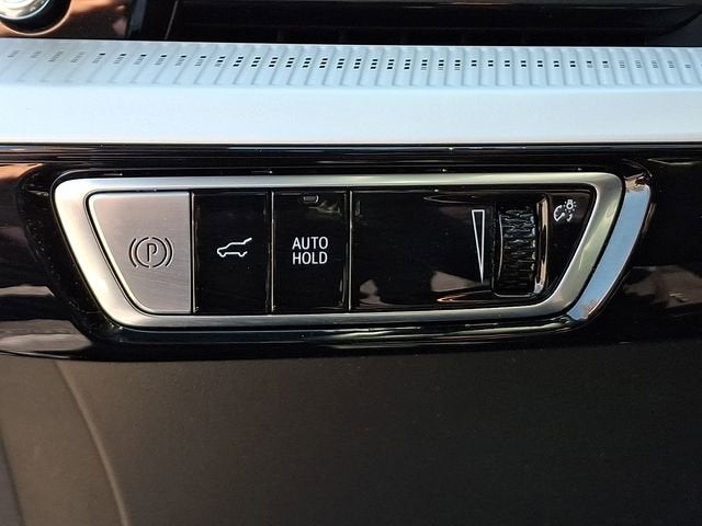 2025 Cadillac OPTIQ Luxury 2